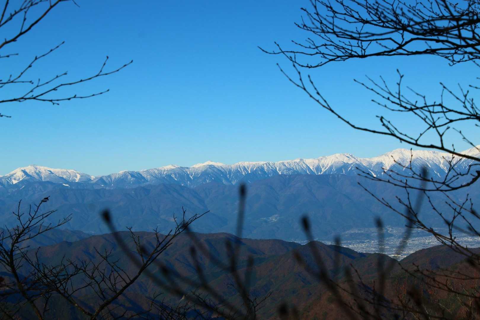 白峰三山と塩見岳かな？
青い空と真っ白な山がとっても綺麗✨