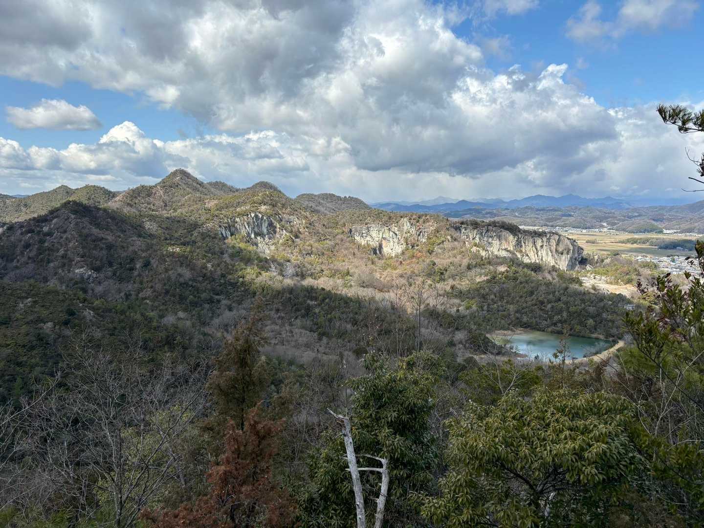 登り始めてすぐ景色が広がる