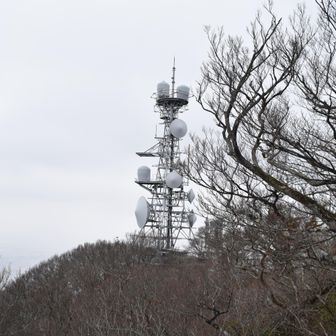 となりにあるのはNHKの中継塔？　右側に隠れてしまったのは民放の中継塔？