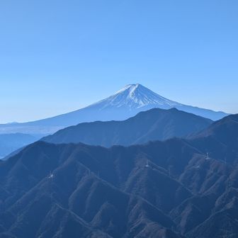 雲一つない快晴。リニア用の新しい送電鉄塔が目立つ。