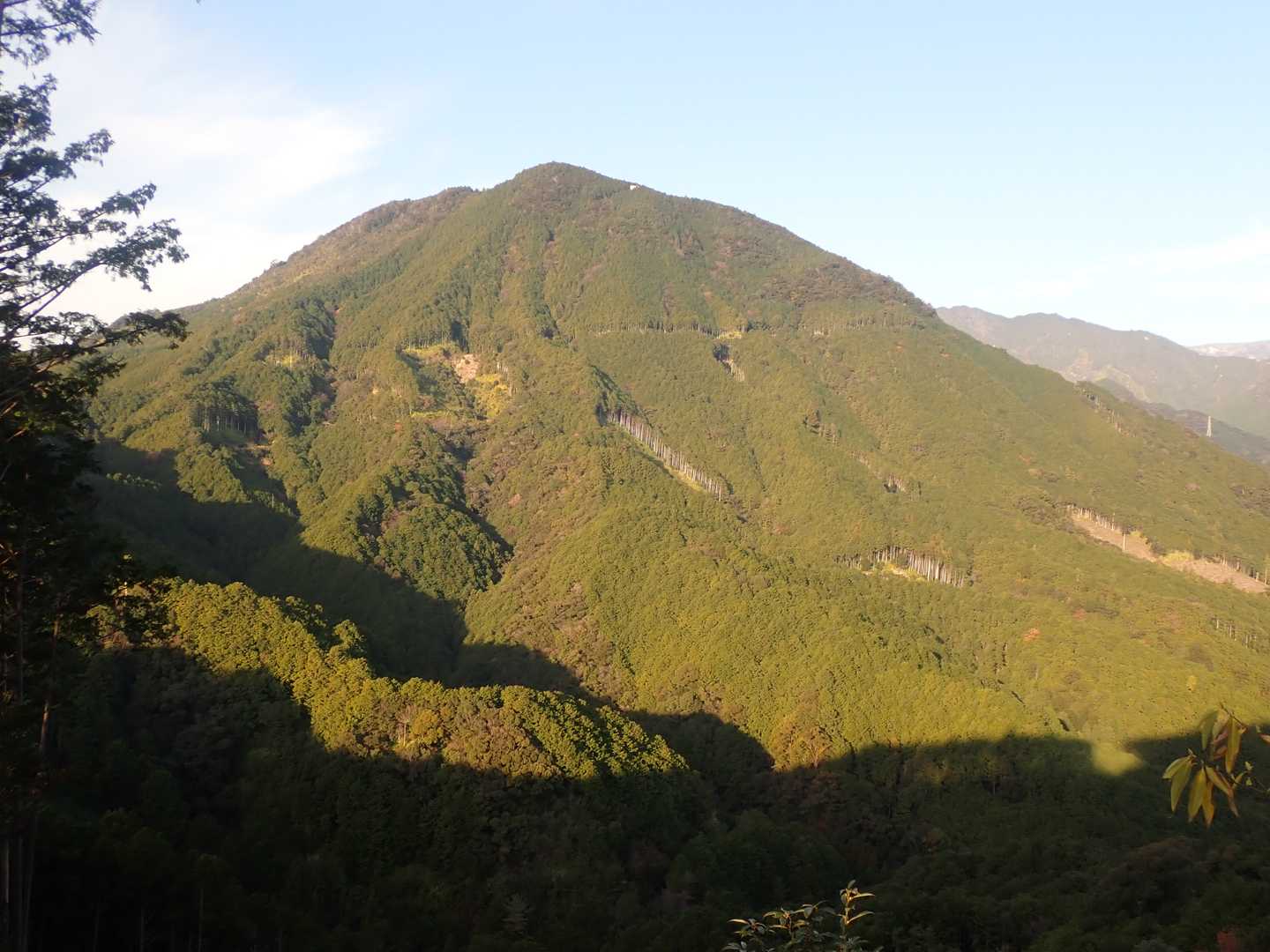 便石山を振り返る。左から右に緩やかに登っていく周回登山路が見えてる。