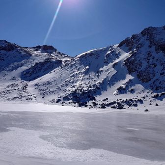 剣ヶ峰を見上げ、二ノ池のほとりを歩く。