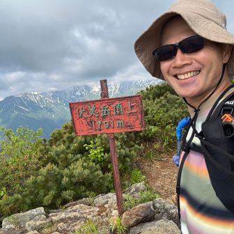 登頂🙌
なかなかキツイ💦
ちょっと雲がかっているけど幌尻岳バックに