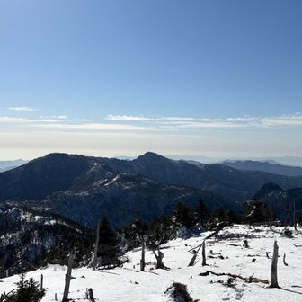 明星ヶ岳山頂からの眺望👍🤩で、中央は釈迦ヶ岳⛰️🤩右側手前は猫耳の七面山⛰️

また釈迦ヶ岳までの奥駈道歩きたいですね😊