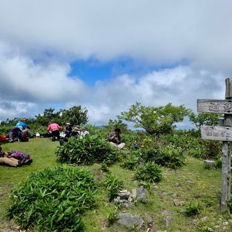 道後山  日本三百名山 1268m(岩樋山と同じ高さです)
お昼時の山頂広場は
暑さを感ぜず風も爽やか〜〜🎵
広島からの11人の団体さんのランチタイムで大賑わい🤗