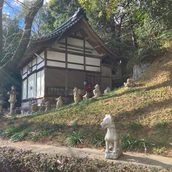 バックの建物と合わせてみると、ちょっと怖いです。