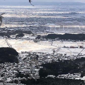 弥彦村と冬の田園風景。