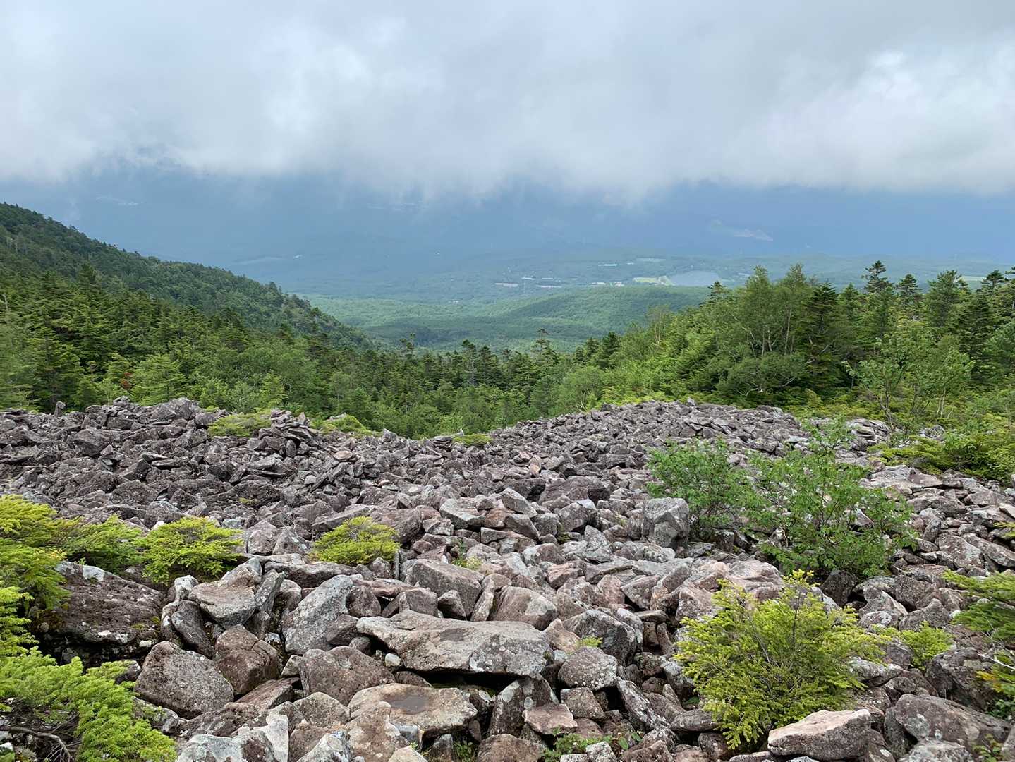 下山途中で『天狗の露地』へ立ち寄り。