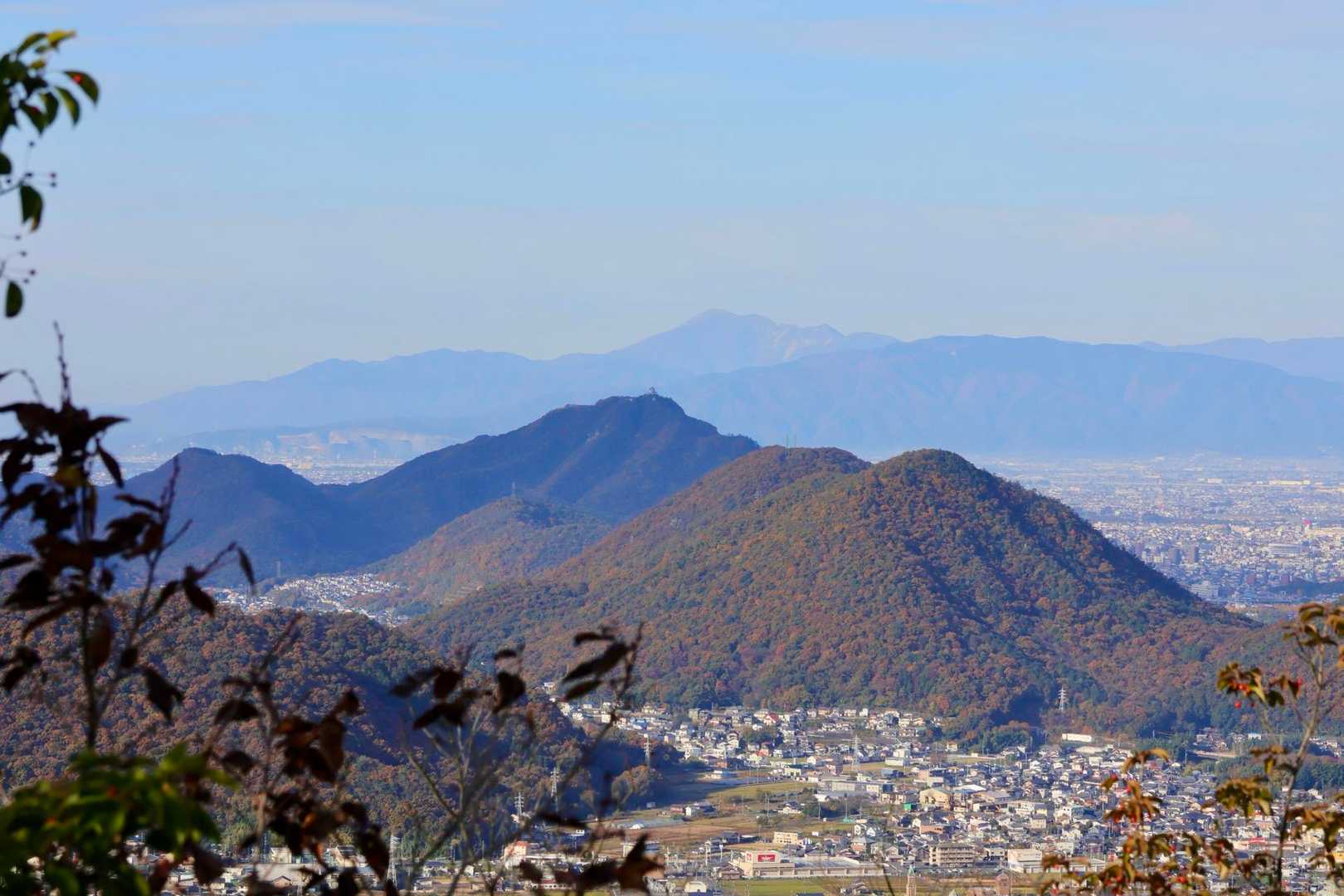 百々ヶ峰に金華山、その向こうには伊吹山かな
