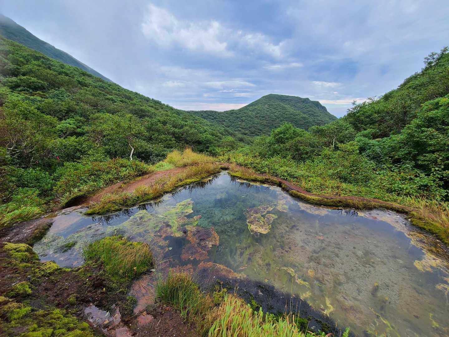 斜里岳往復 | 沢の流れる岩肌とハイマツの稜線歩きを楽しむコースの写真