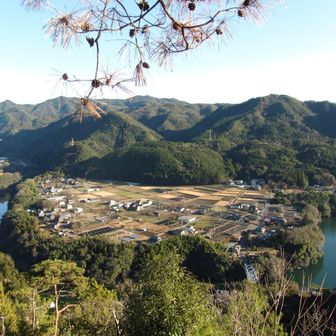 15時くらいの夕日を浴びる飛騨川のへそ