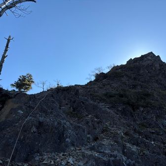 岩場やガレ場の細かいアップダウンを繰り返してようやく鹿納山直下の岩場到着
遠景はとても登れそうにない形をしている鹿納山ですが、こちらのロープのところからだと安定して登れます