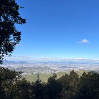 展望場所に寄り道
左はダイトレ⛰️二上山が見えてる
正面が生駒山の山並み
その奥に六甲山系
右寄りがポンポン山あたりかな