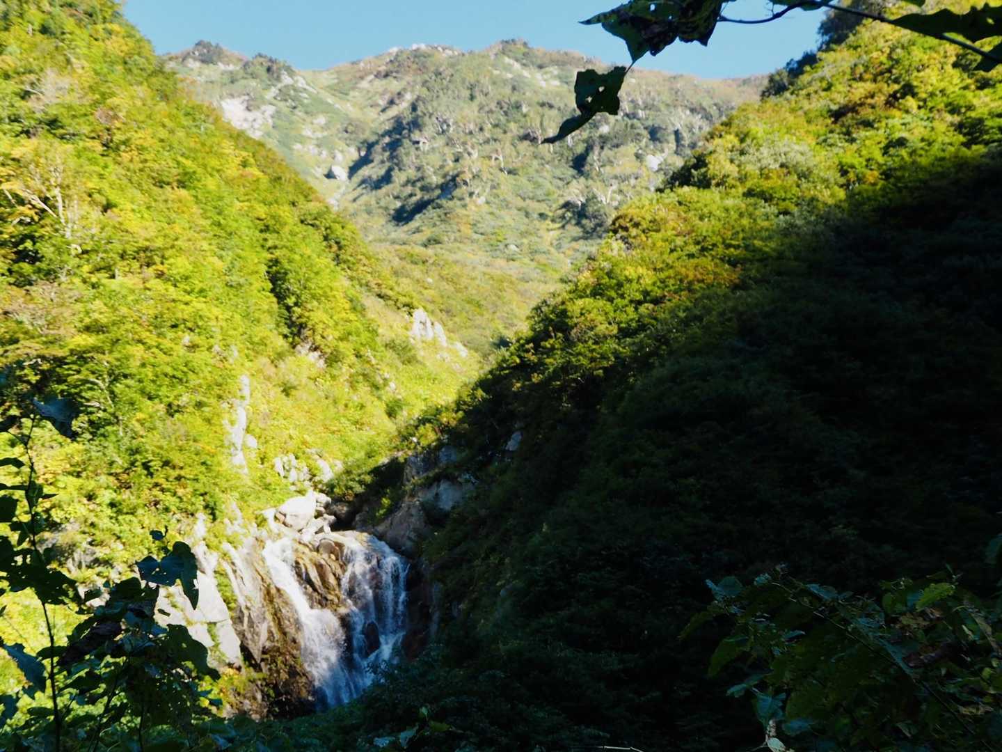 大猫山と戸倉谷がチラッと見えます。滝になってる！