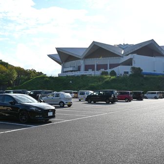 AM8:30前に北九州総合体育館の駐車場に到着。
次から次に続々と車が入ってくるので一体何事？
後で調べたら、今日はバトミントンの大きな大会があったらしいです。