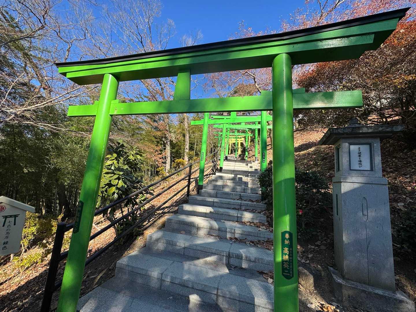 何気にここを通るの初めて
7色の鳥居⛩️があります。