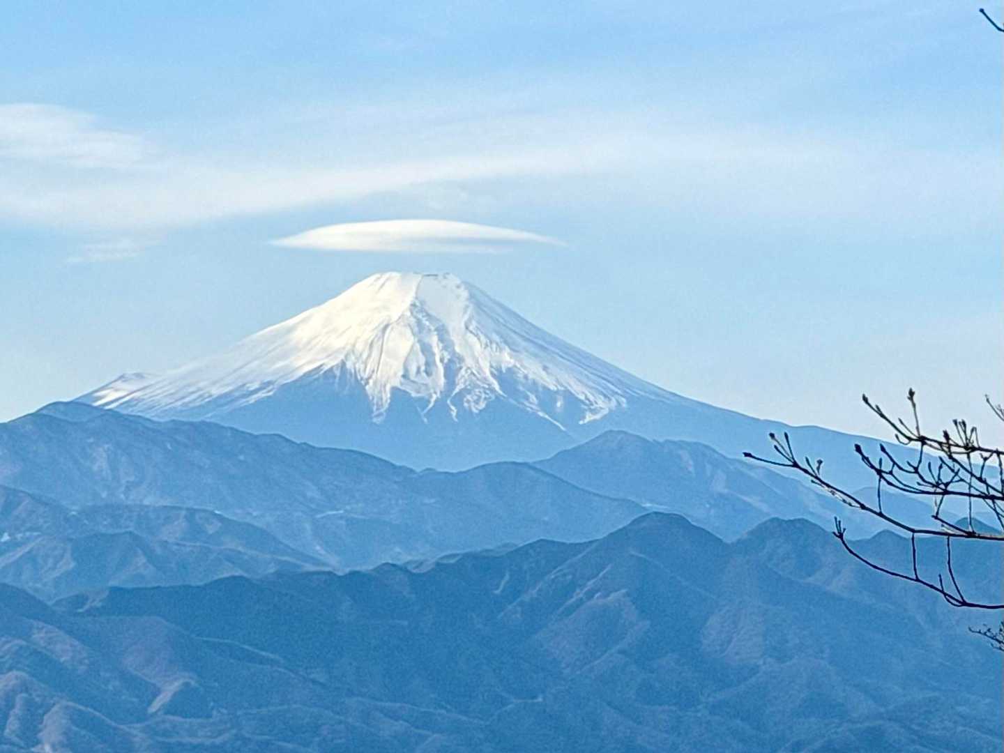 そして、時々、遮るものがない富士山ビュースポットに遭遇。
典型的笠雲(レンズ雲)ができています
富士山山頂は強風ですね