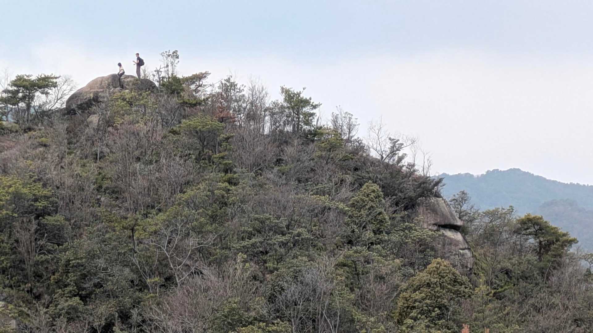 若者２人は山頂でまったり中
そして、右→注目👀