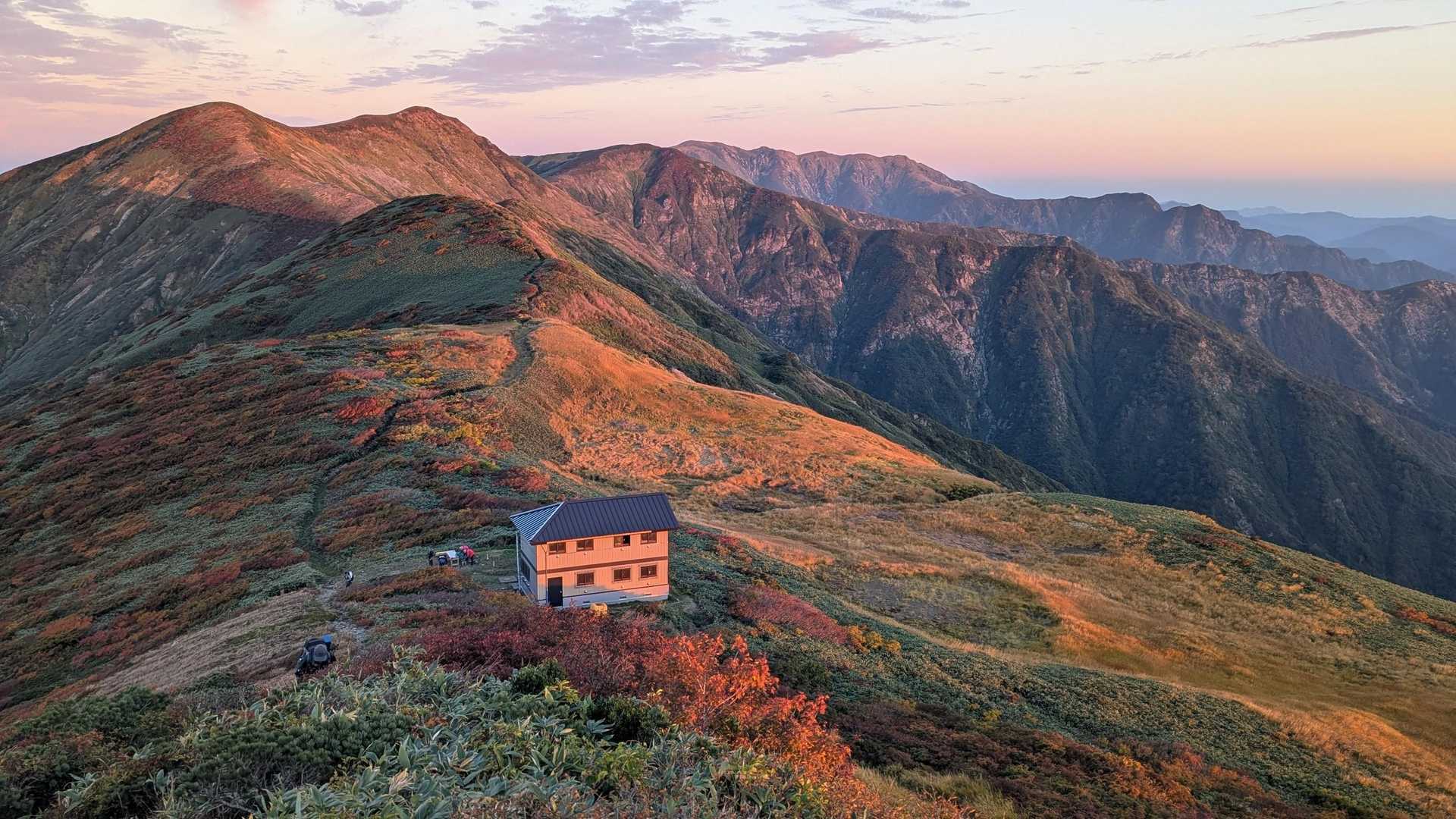 竜門山避難小屋
モルゲンロート＆紅葉
奥に以東岳
（カバー写真）