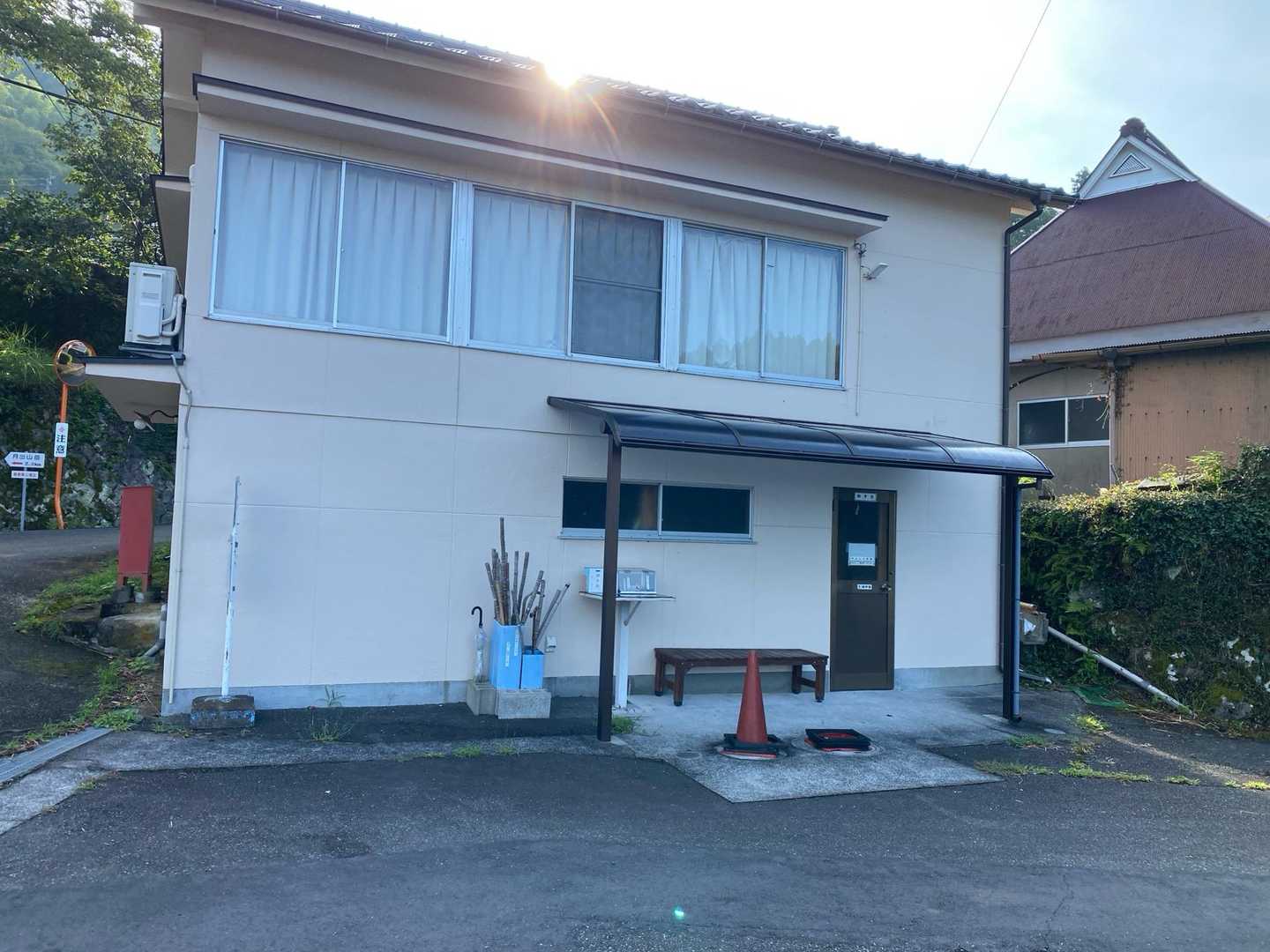 ベンチ、きれいなトイレもあります