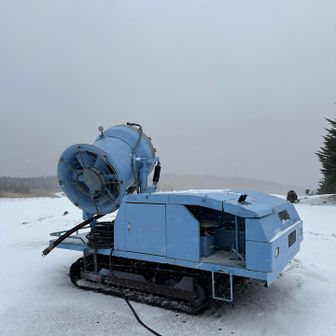 これは何だろうにゃ、雪撒くマシーン？