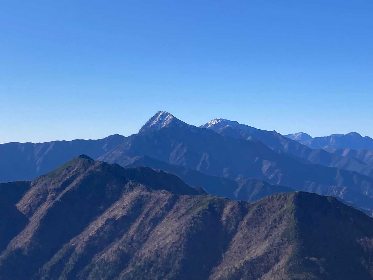 中央左が北岳、右が間ノ岳