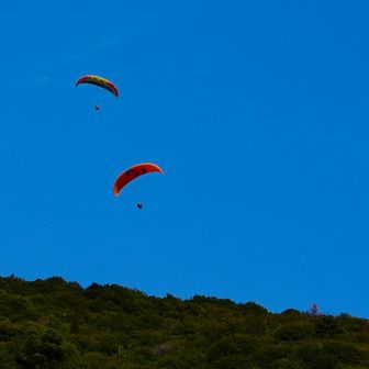 月とパラグライダー