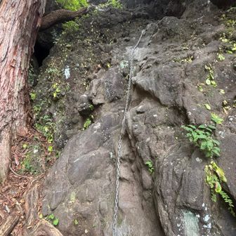 奥の院からの鎖。ここは最初が大変。