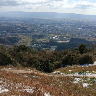 基山町を望む。
ここから散策道を下っていき、途中から（推定）土塁線を水門方向へ下っていく。