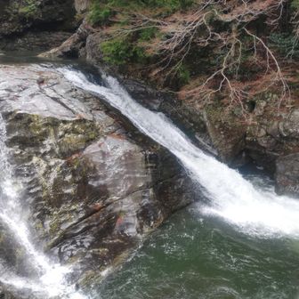 ここから階段で急登、滝が続く