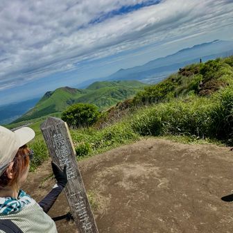 穏やかな山頂