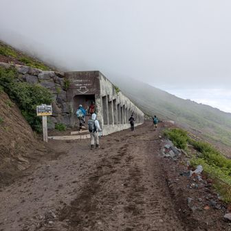 砂道で滑りやすいし、荷物重いし、肩、、腰も痛くなる、