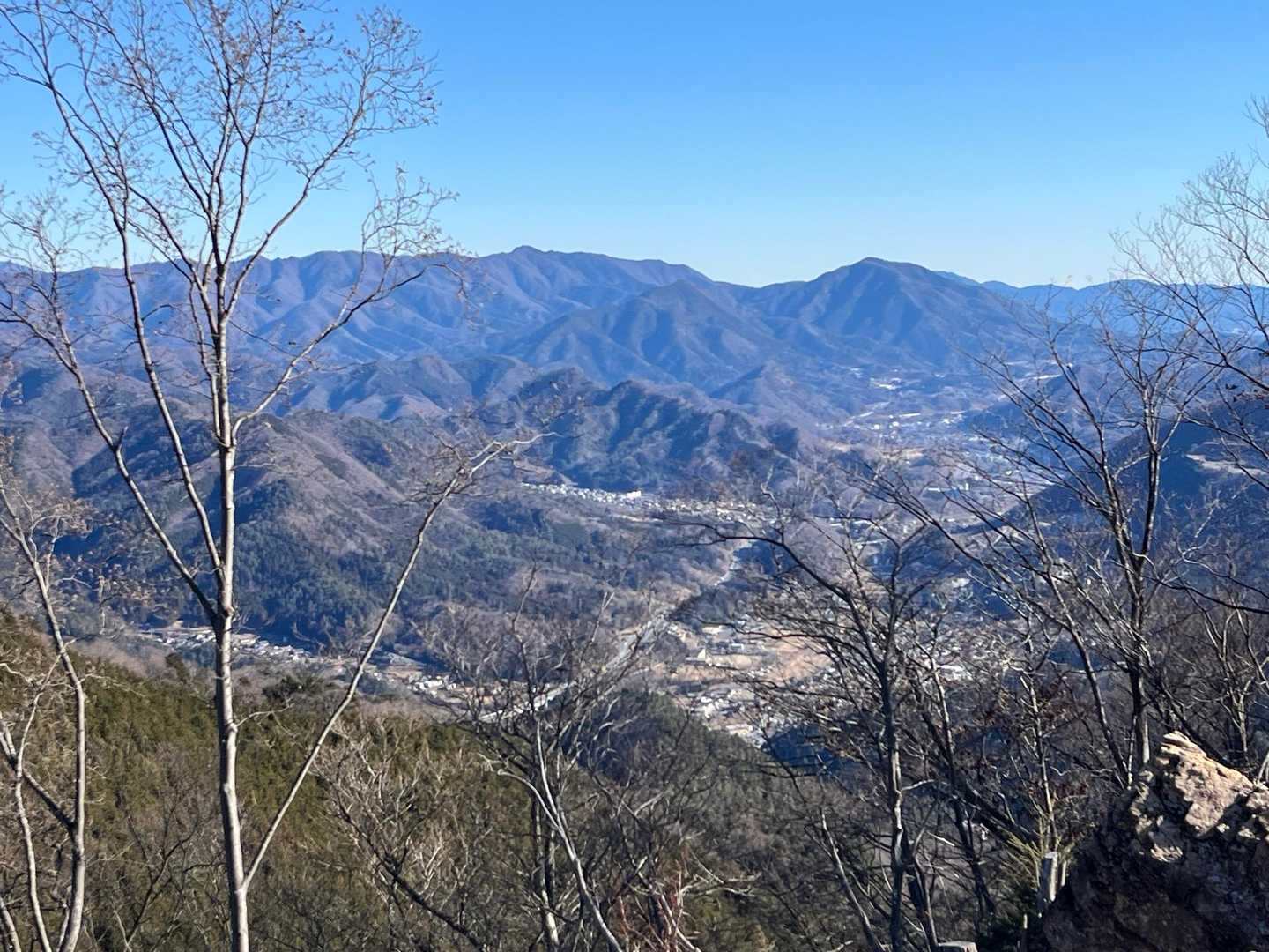街並みもキレイ
奥には権現山、百蔵山、扇山