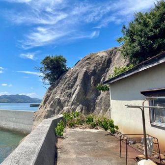 城山に着きました！
でもこれ、ロッククライミングじゃないと登れない💦