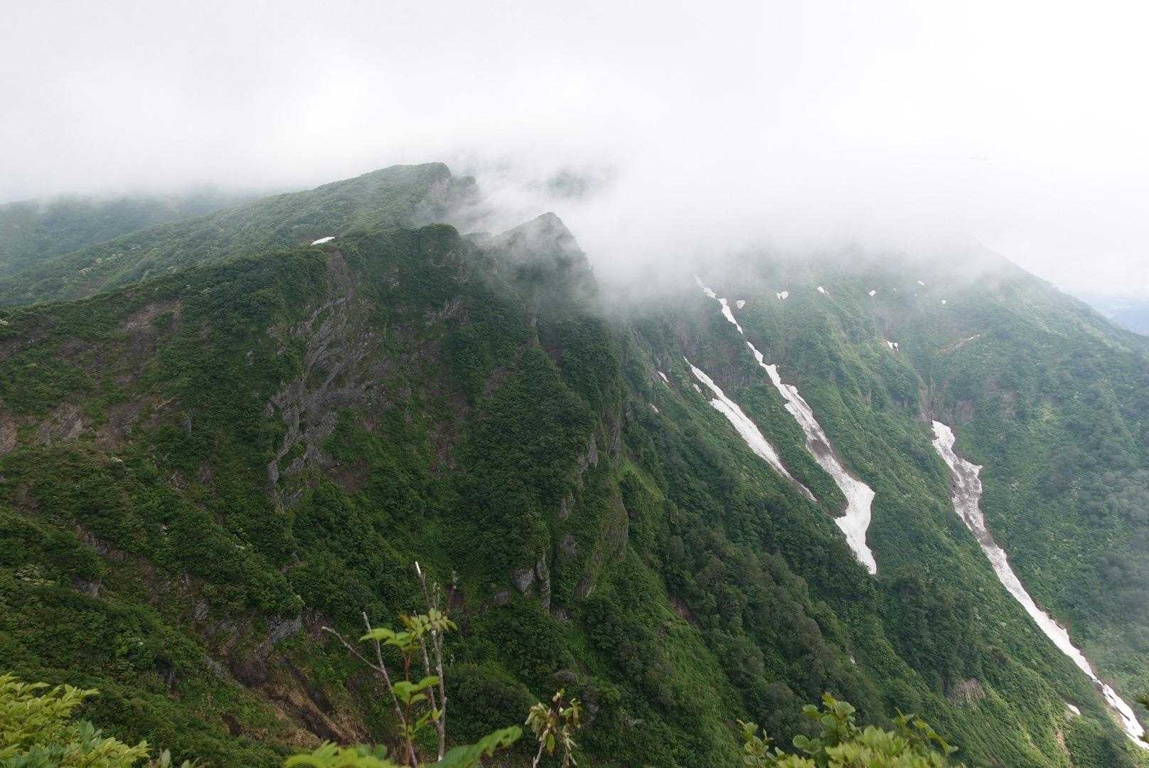 圧巻の大岩壁と雪渓〜‼️👀