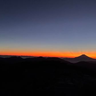 グラデーション

AM2時出発に同行頂いた方にコーヒーご馳走になりました
その方は椹島〜赤石〜聖縦走して茶臼経由で下山予定。スゴイ
「沼ってますね？」と言われました。確かにこの「沼」かなり深い沼の予感がします
日の出手前まで待っている間、風が少し強くて寒かったので、とても美味しくカラダに沁みました。ありがとうございました