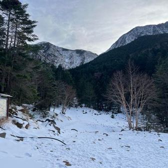 行者小屋🛖この時間から、阿弥陀北稜行くのは、気が引ける💦