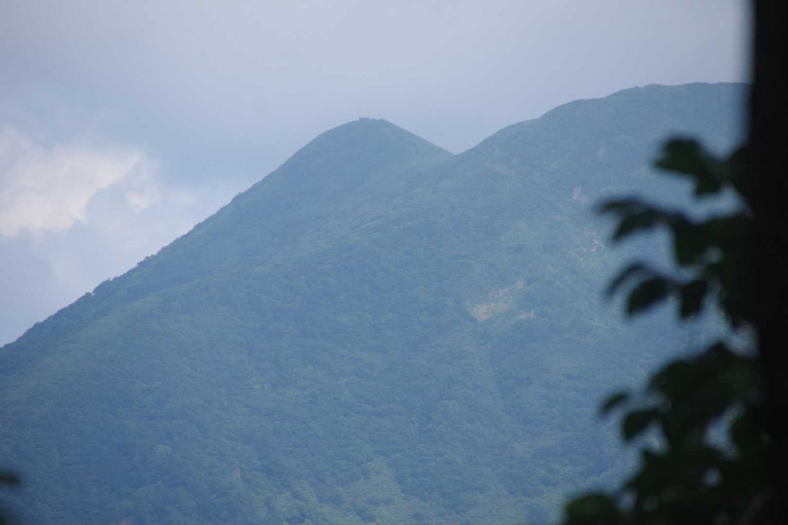 奥の三角が、真昼岳！はにゃさん夫婦は、ここから縦走したんですって、流石^_^