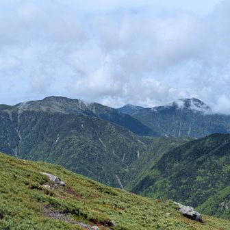 光岳と加加森山の間に池口岳