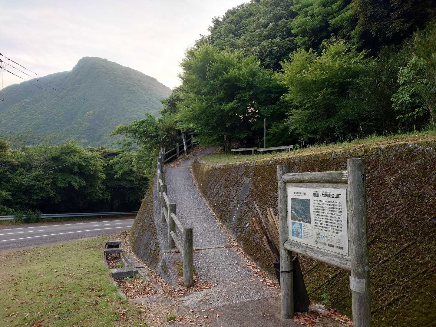 おはよぉ～ございます☀
まいど‼️
眉山登山口んトコに車停めて🅿️スターツ💪奥に見えてるのが眉山かな😅
もぉすでにメマトイ🪰がキモい😫

ここらへん、むかぁしむかし走る大会でずーっと登ってきた記憶が🏃