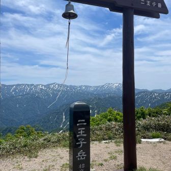 山頂は賑わい☺️心を洗い流しながら🍙食べる