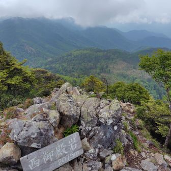 西御殿岩の山頂