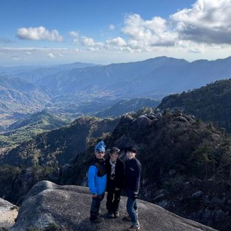 父と弟との家族写真