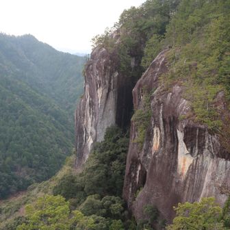 さっきは、あの奥にそそり立つ断崖の一番上の縁でごはん食べたんだよね。怖っ。