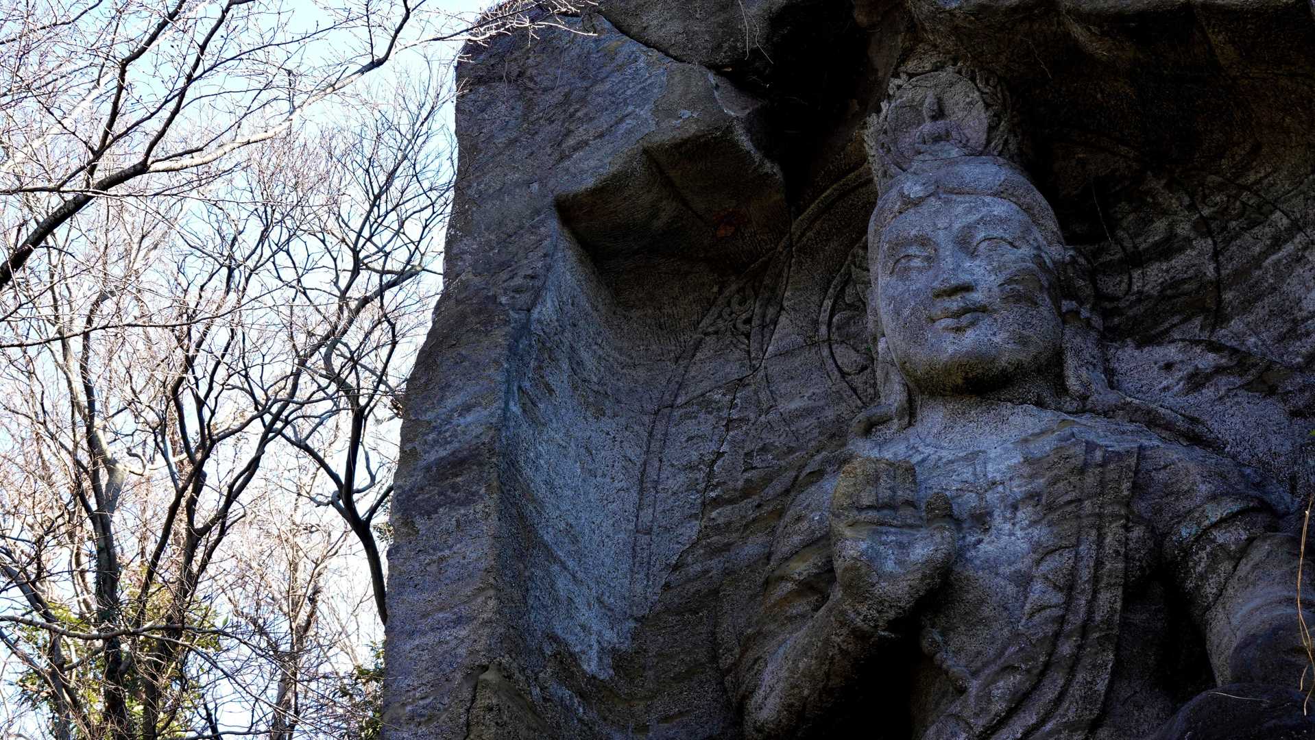 ガンダーラの岩壁彫刻のような磨崖仏。顔のすぐ横にスズメバチの巣の跡が。
