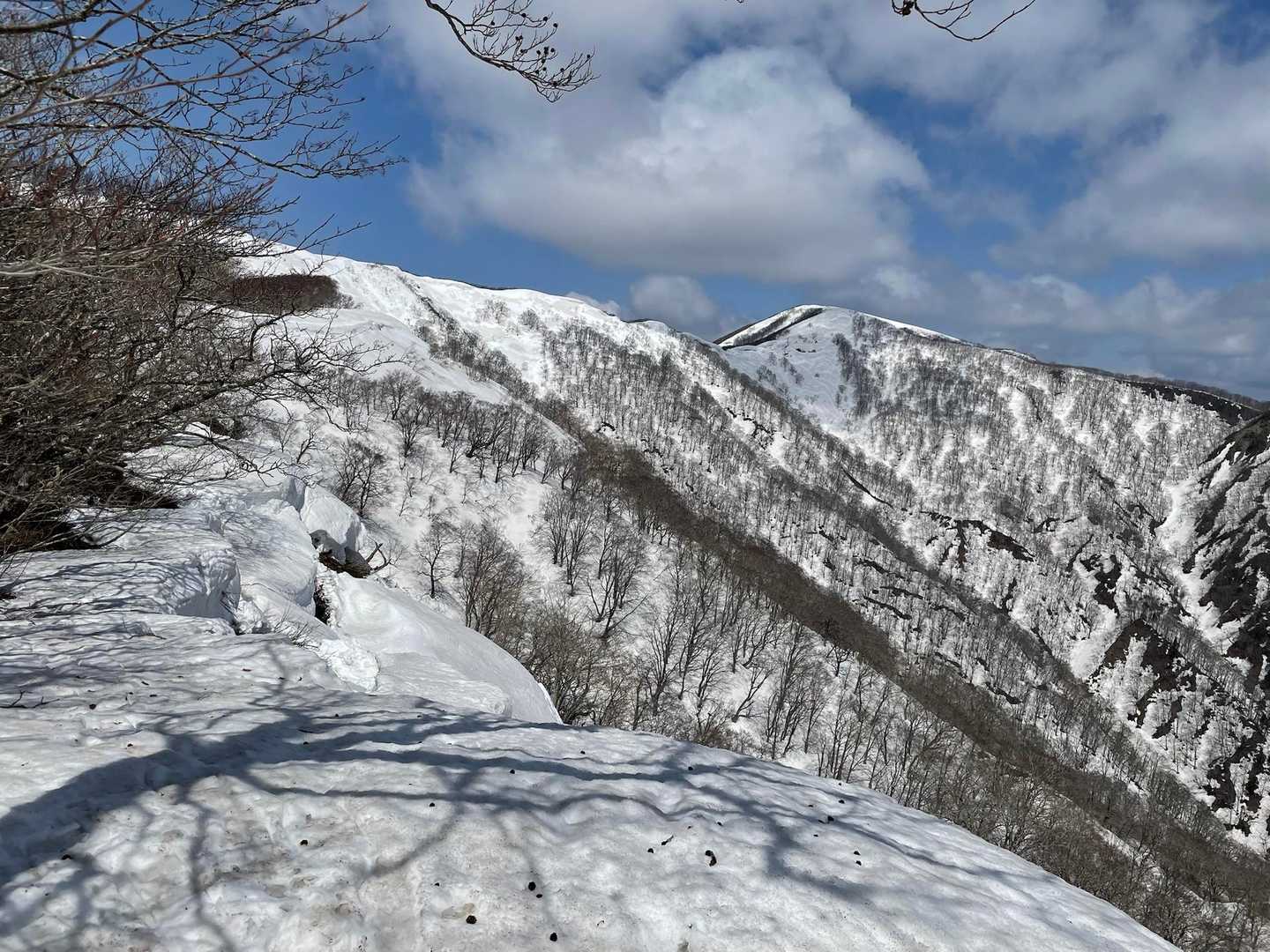 雪庇が崩落してます。
