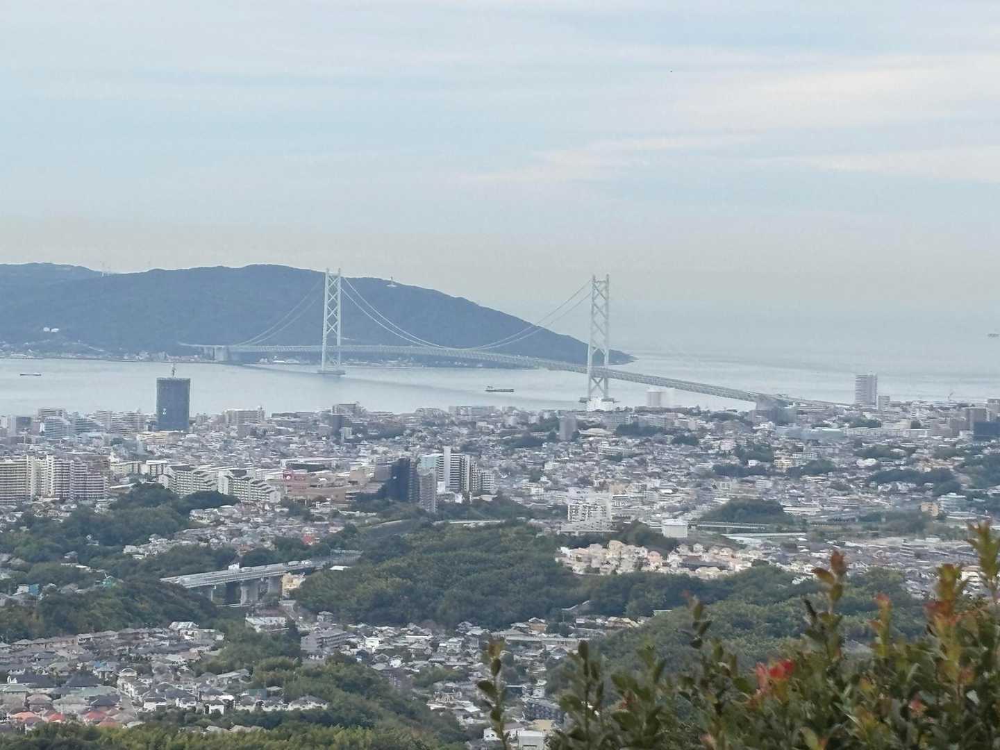 明石海峡大橋が見えました。向こうは淡路島。