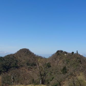 右がさっき登った中岳、これから左の南岳に行きます🚶