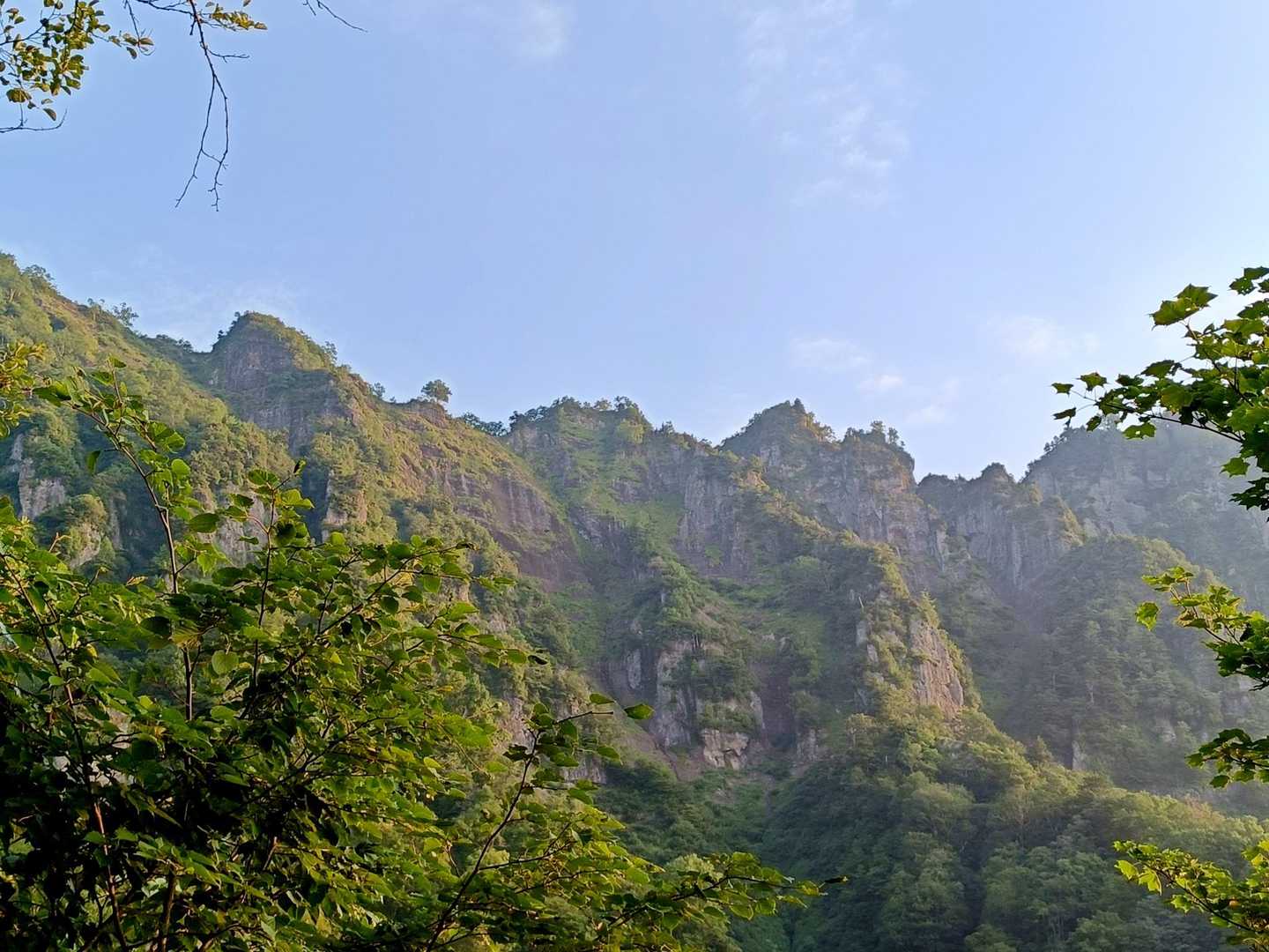 屏風のようにそそり立つ連峰の１つが戸隠山。
修験道の行場として開かれ、険峻な岩場が連続し、特に蟻の塔渡りは難所として知られていますね😎
これからあちらへ向かいます。
ワクワクでもあり、ちょっとドキドキしていました💓