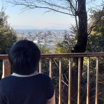 山頂近くに立派な展望台があったけど、木が茂ってて眺望はいまいち。
さて、ゲザールでござーる🐒